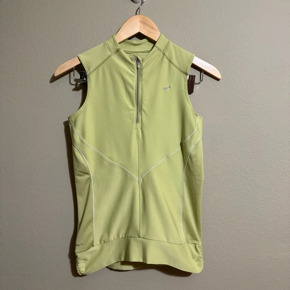 NIKE FitDry▪︎Woman's Performance Top Sz S (4-6) Fitted Slvless 1/4 Zip Front